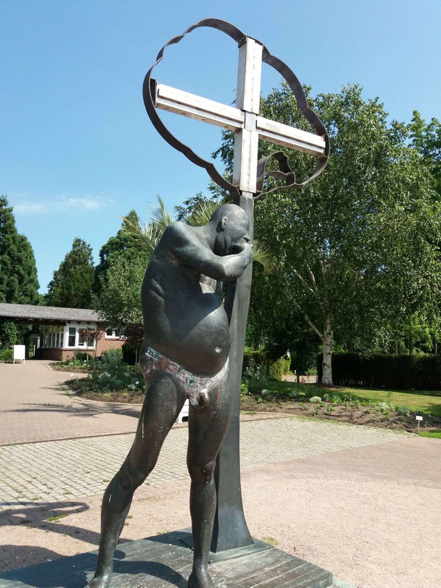 Skulptur Loki Schmitt Garten häßlicher Mann