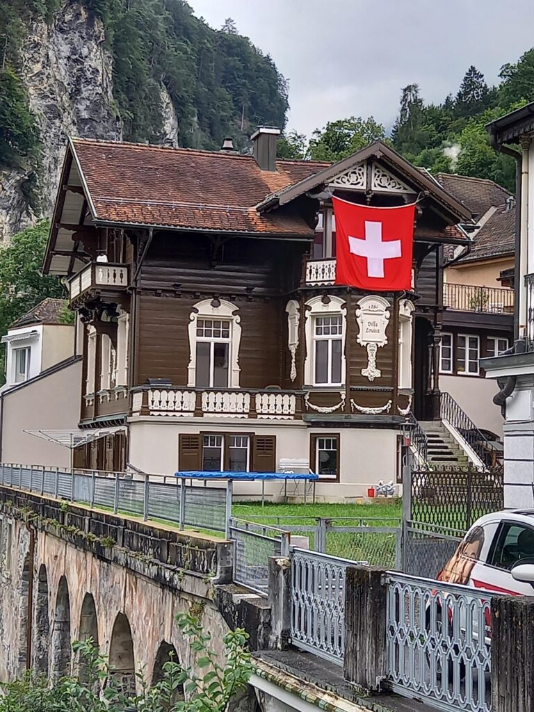 typisches Holzhaus mit Schweiz Fahne