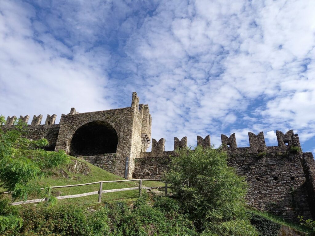 die Burg Castello Montebello