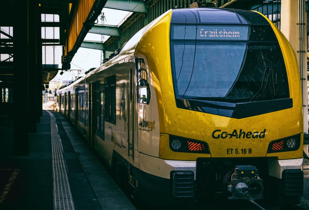 gelber Zug im Bahnhof