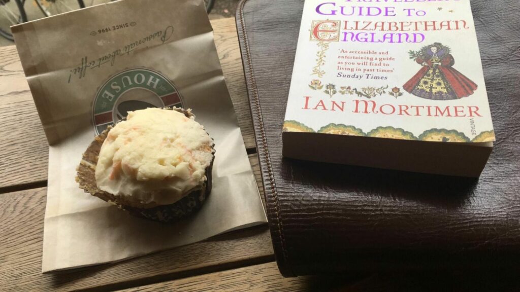 Muffin und Buch Kaffeepause