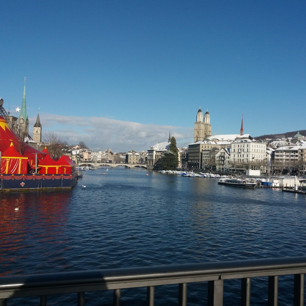 Blick von der Brücke auf den Limmat in Zürich