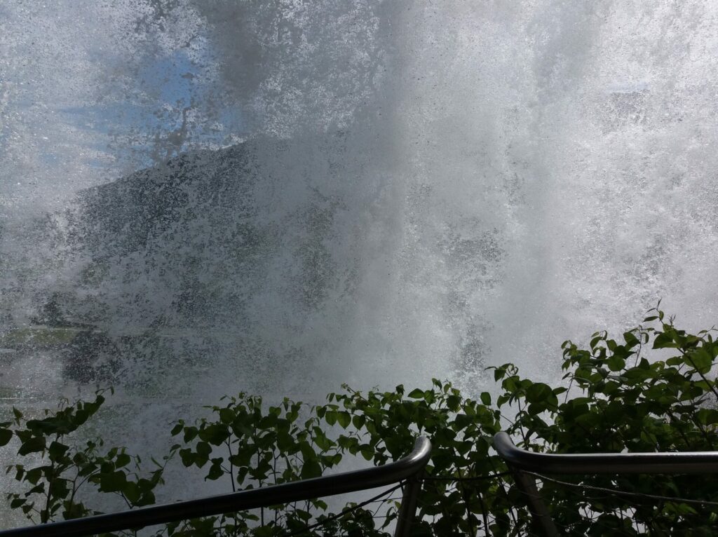 unter dem Wasserfall