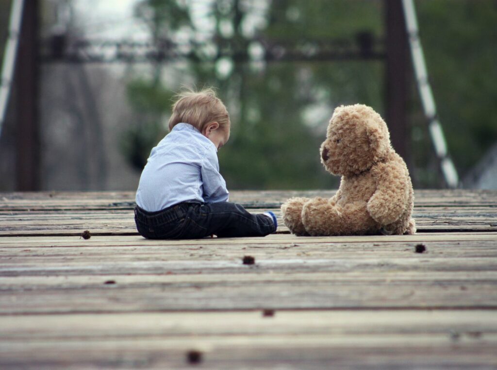Kleinkind mit Bär auf einer Brücke, schwedische Mädchennamen