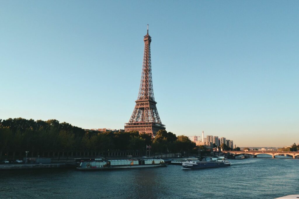 Frankreichs Wahrzeichen der Eifelturm von  der Seine aus fotografiert