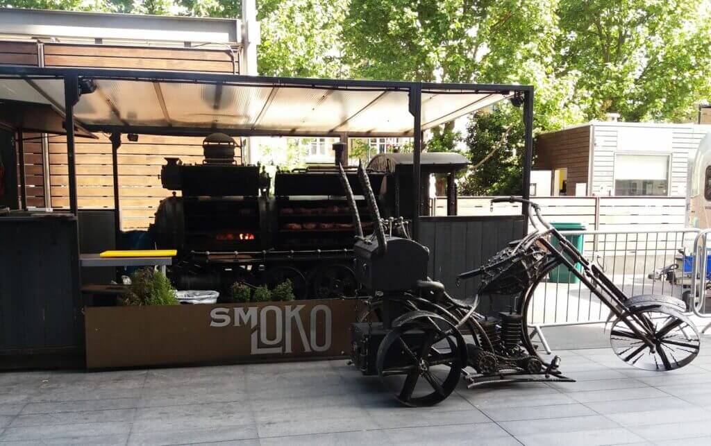 Spitalfields Smloko, Grillsation in einer alten Lokomotive