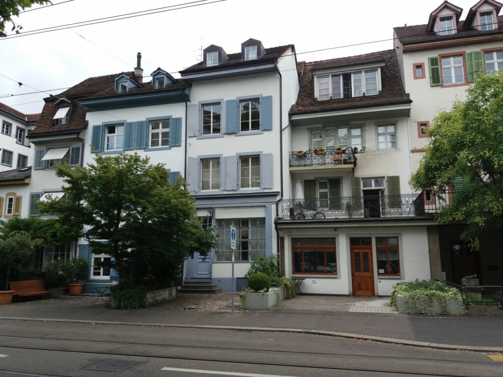Basel Kleinbaeel Spalentor typische Stadthäuser