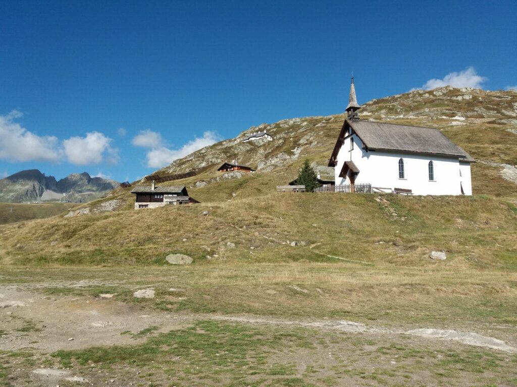 auf der Alpe Bel, das kleine Bergkirchlein