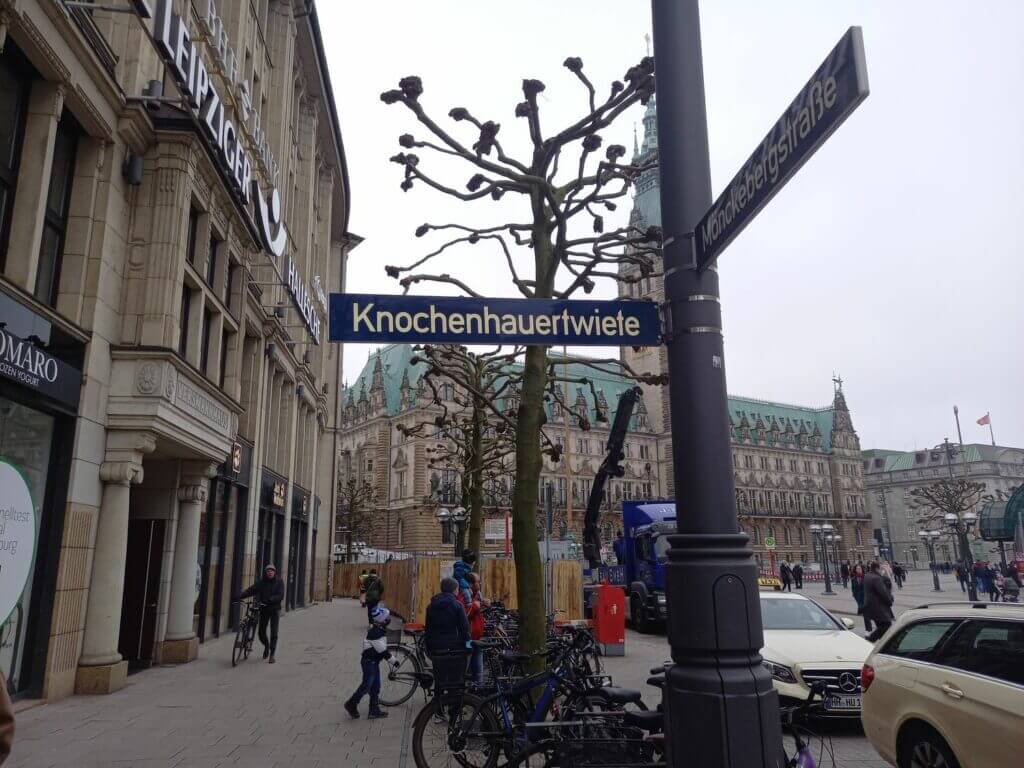 lustiger Name einer Straße in Hamburg Knochenhauerwiete