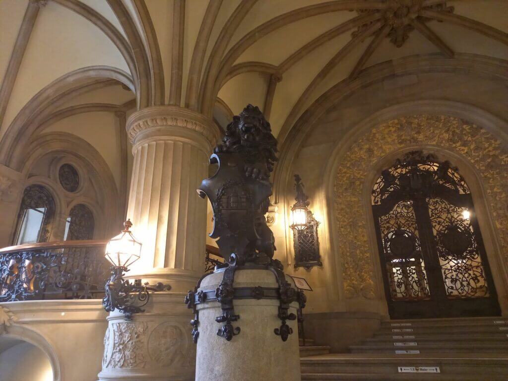 Bronzefigur im Rathaus