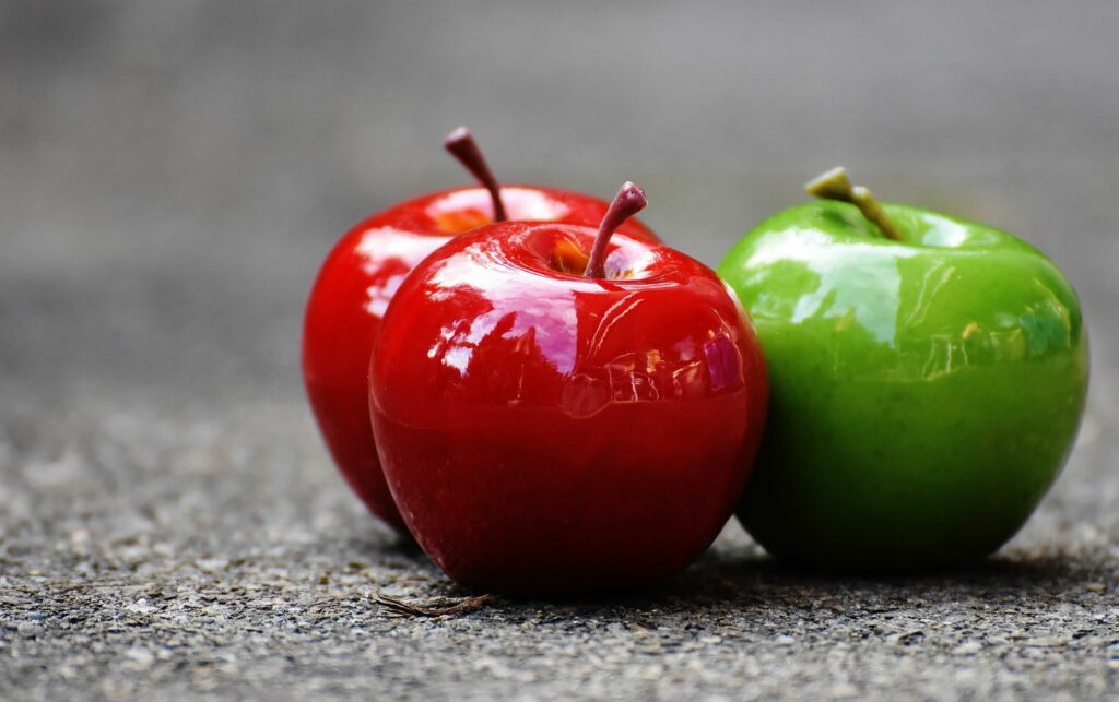 3 glasierte Äpfel, zwei rote und ein grüner