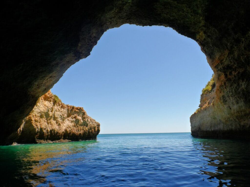 Portugal, typische Höhle oder Durchgang mit Blick aufs Meer