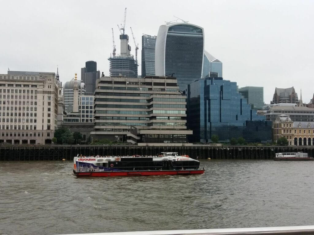 UK London Themse Walkie-talkie im Hintergrund