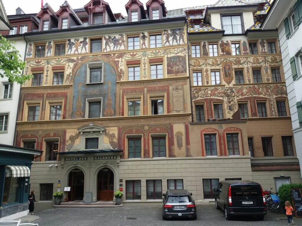 schöne Häuserfassade in der Altstadt von Luzern am Vierwaldstättersee