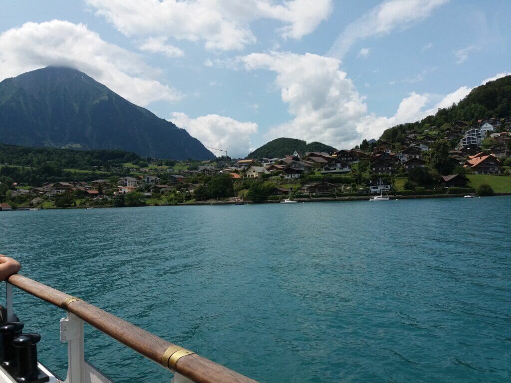 Blick vom Boot auf die gegenübeliegende Seite von Thun