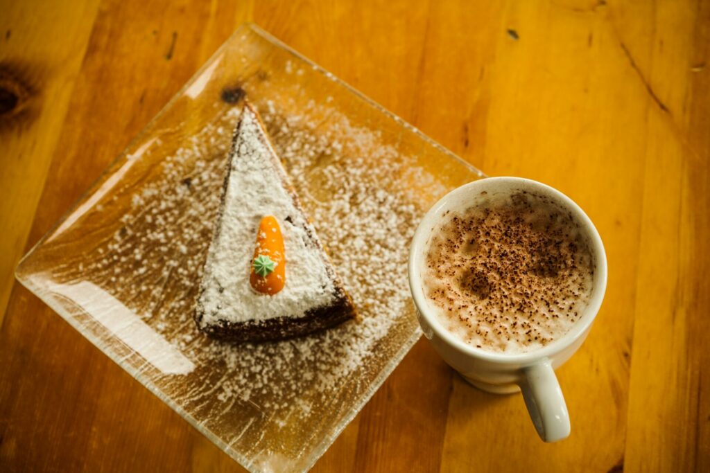 ein Stück Carrott Cake und eine Tasse Cappuccino