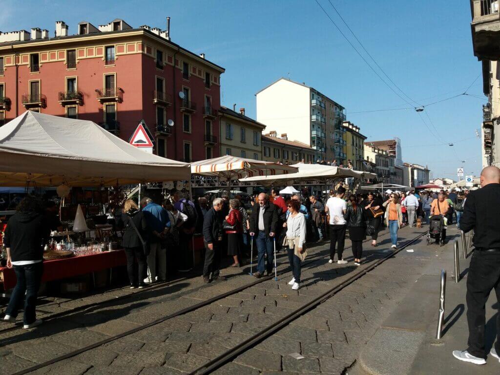Mailand Navigli-Viertel Naviglio Grande Flohmarktstände und viele Menschen