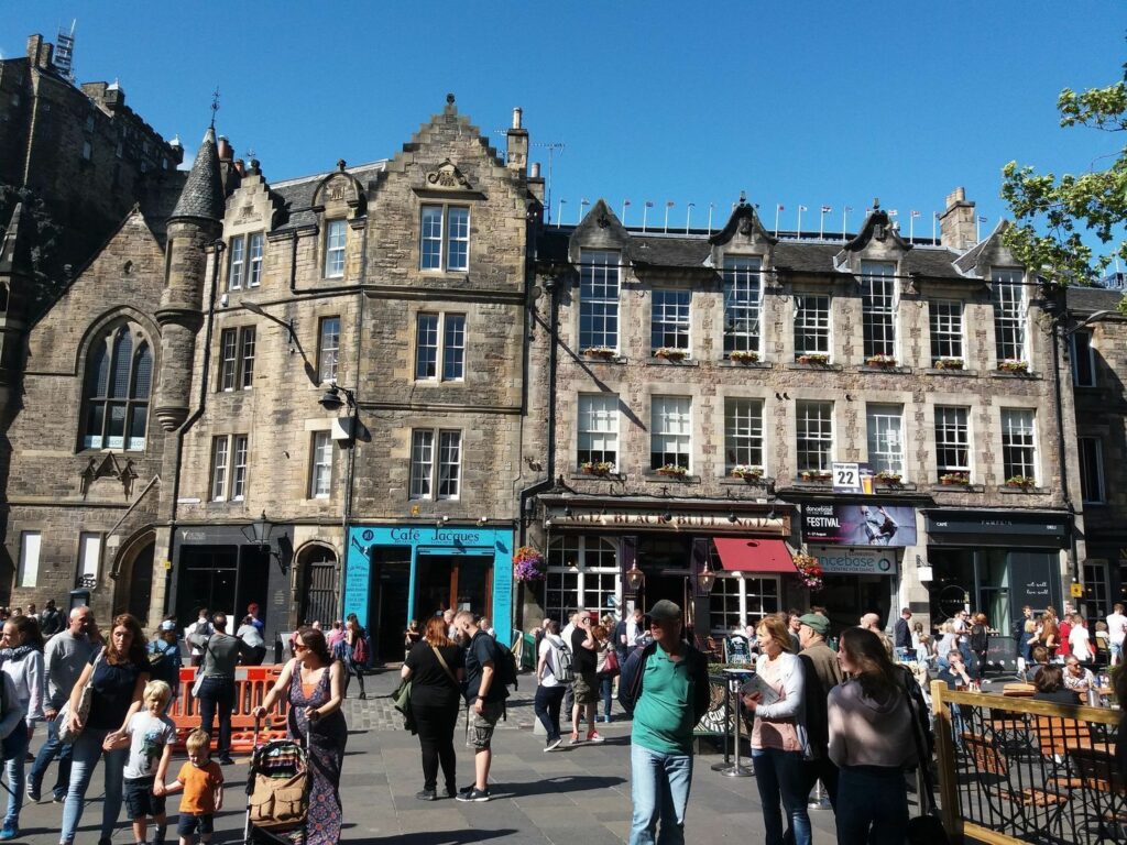 Edinburgh Grassmarket belebter Platz unter dem Castle
