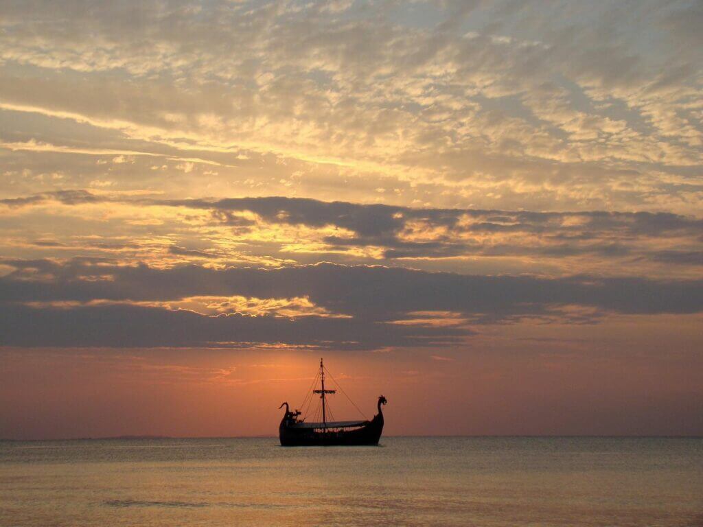 Wikingerschiff auf dem Meer im Sonnenuntergang