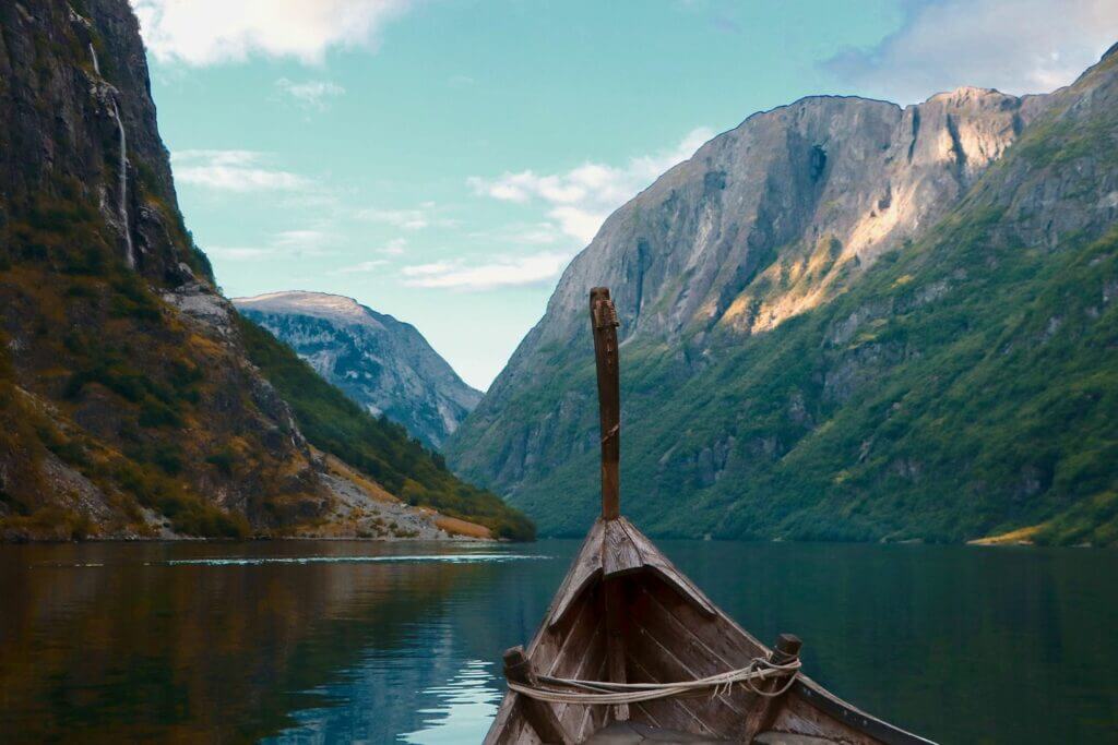 altnordische Landschaft, Wikingerschiff in einem Fjord