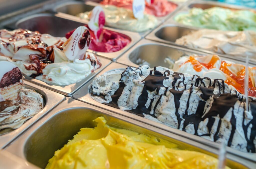 verschiedene Eissorten in Edelstahlbehältern einer Eisdiele
schöne dinge eisessen