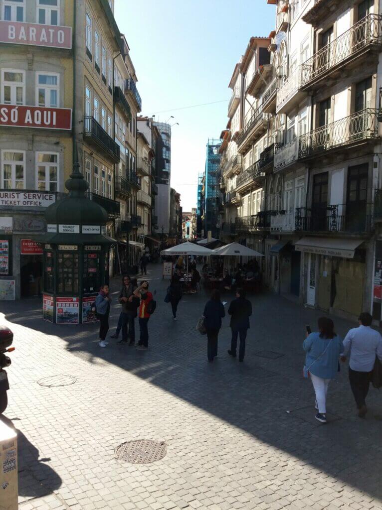 belebte Strasse in Porto