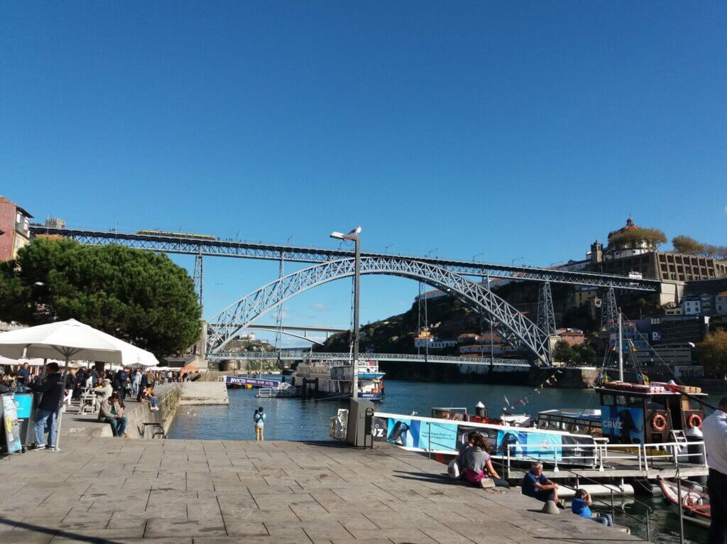 Blick auf die Brücke dom Luis von Ribeira aus