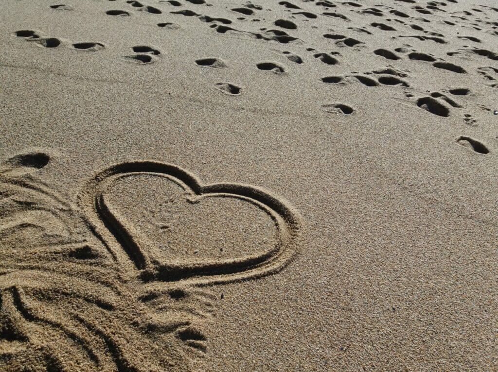 Herz im Sand gemalt