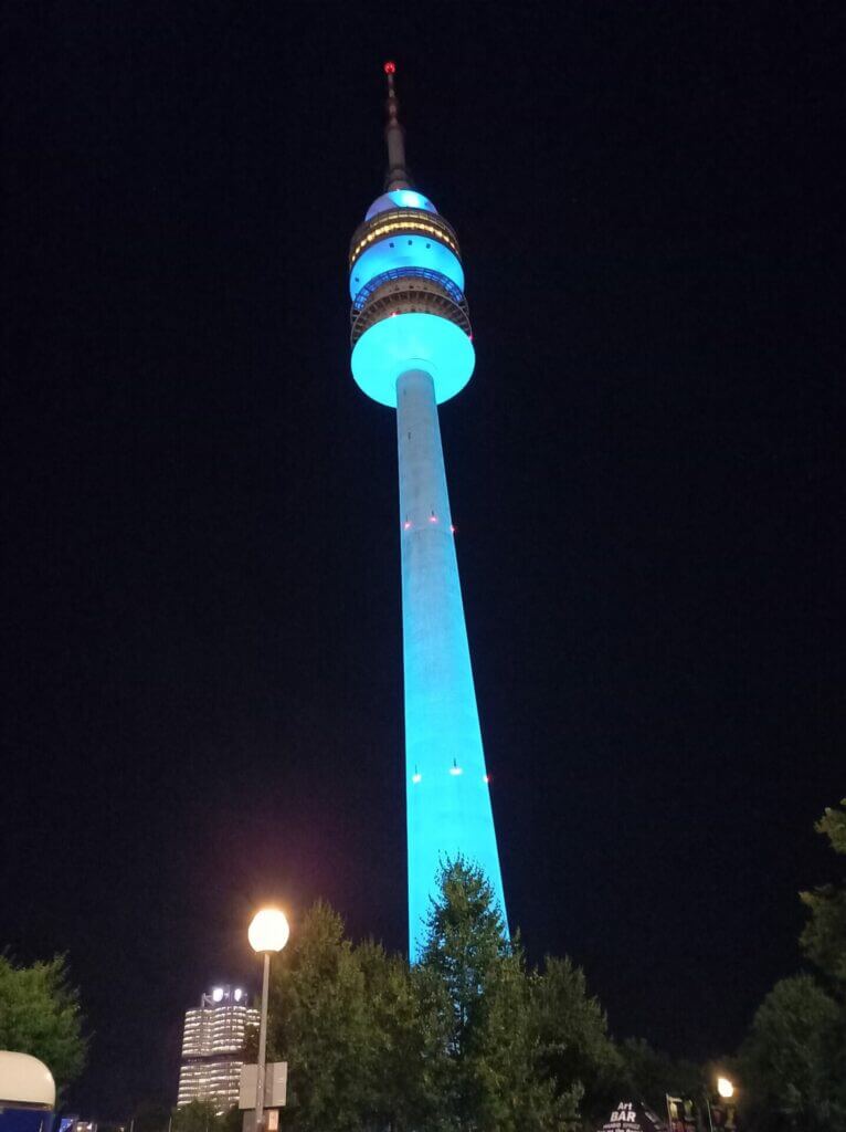 Olympiaturm nachts blau beleuchtet