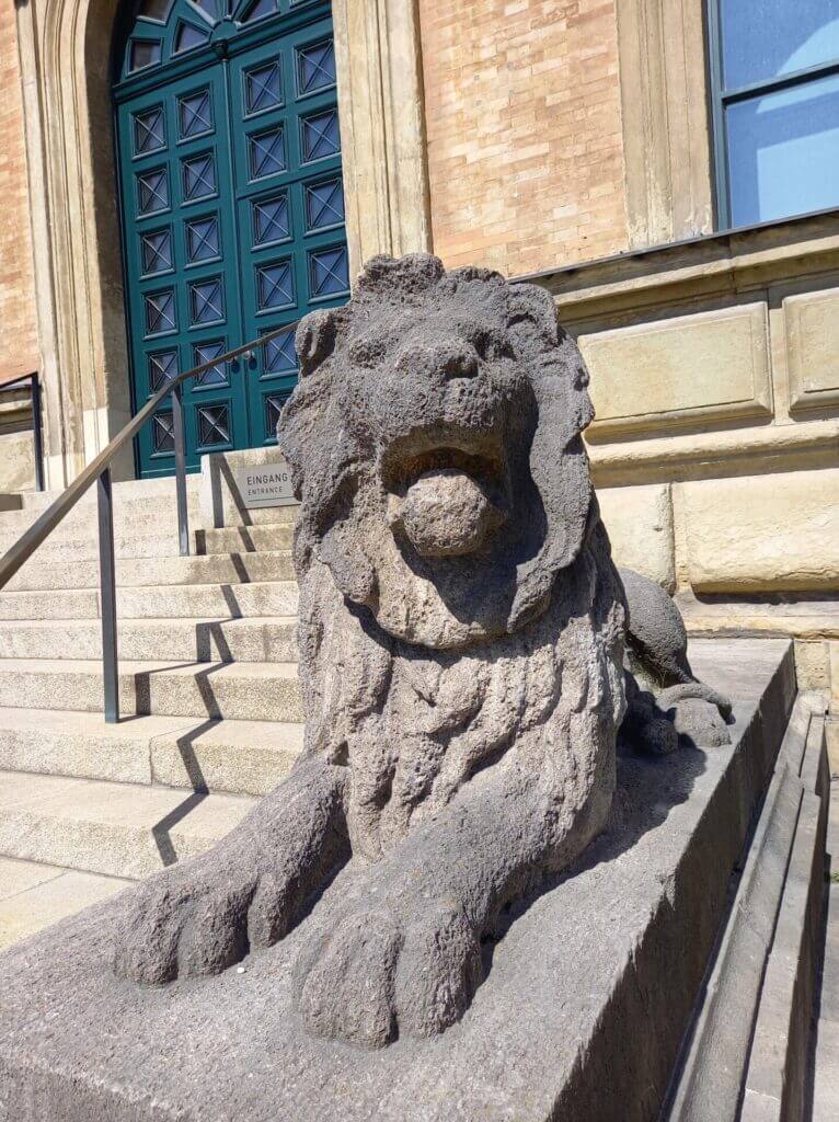 einer der steinerenen Löwen am Eingang in die Pinakothek