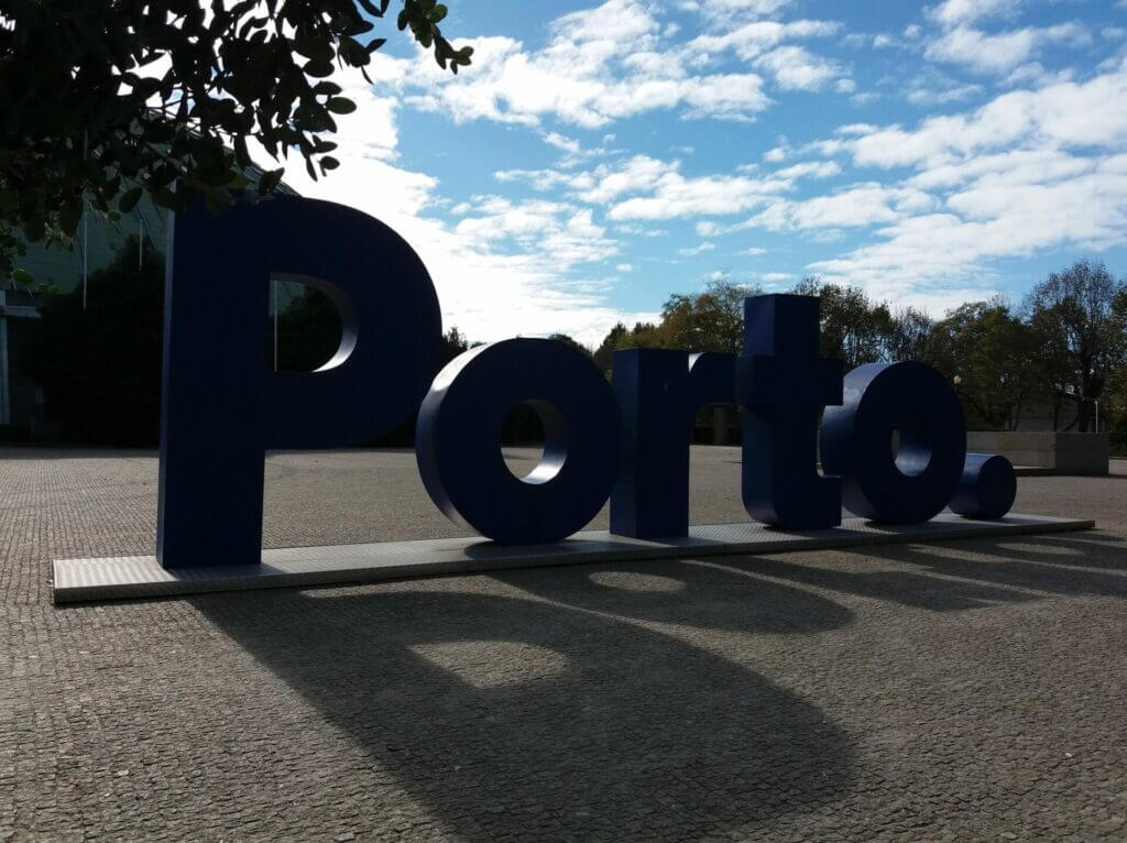 riesengroße Buchstaben der Stadt Porto
