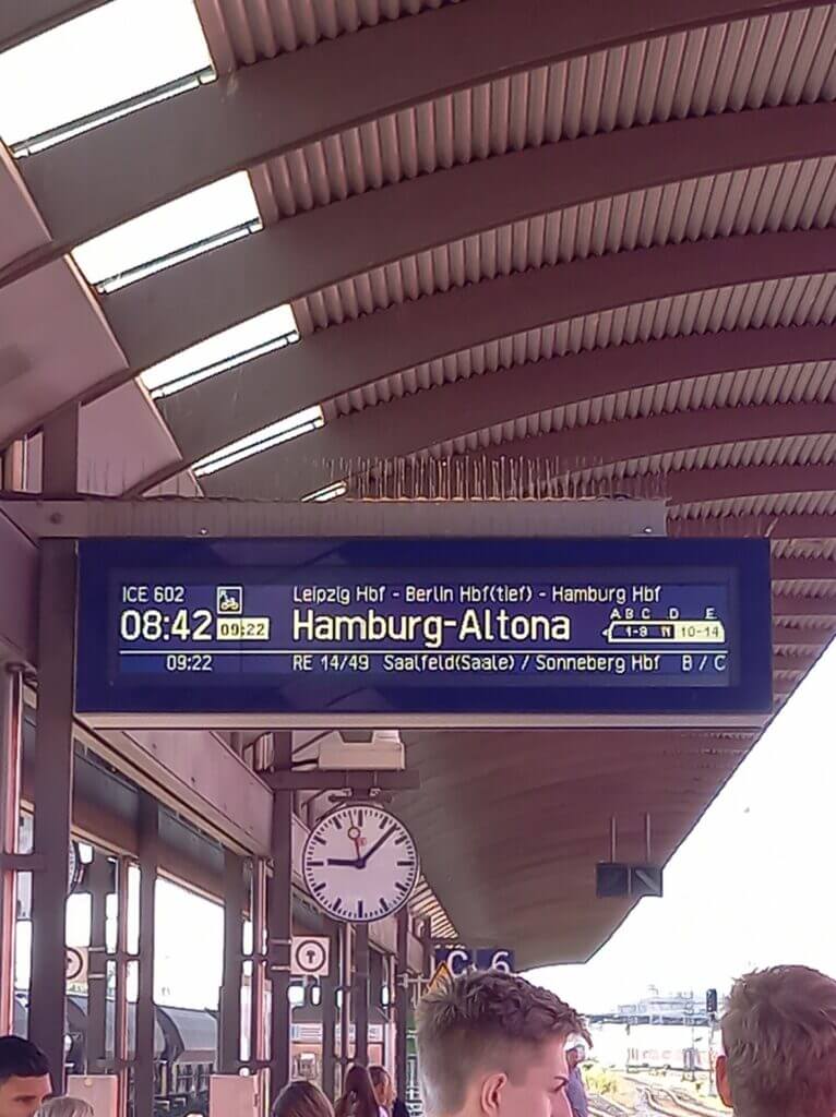 Bahnhof, Gleisanzeige für die Verspätung nach Hamburg