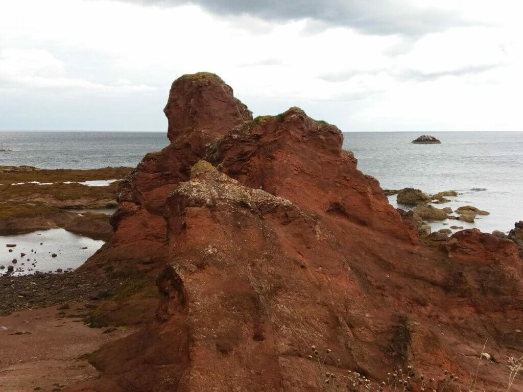 die roten Felsen am Strand