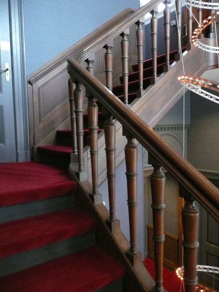das schöne Treppenhaus im Taschenmuseum