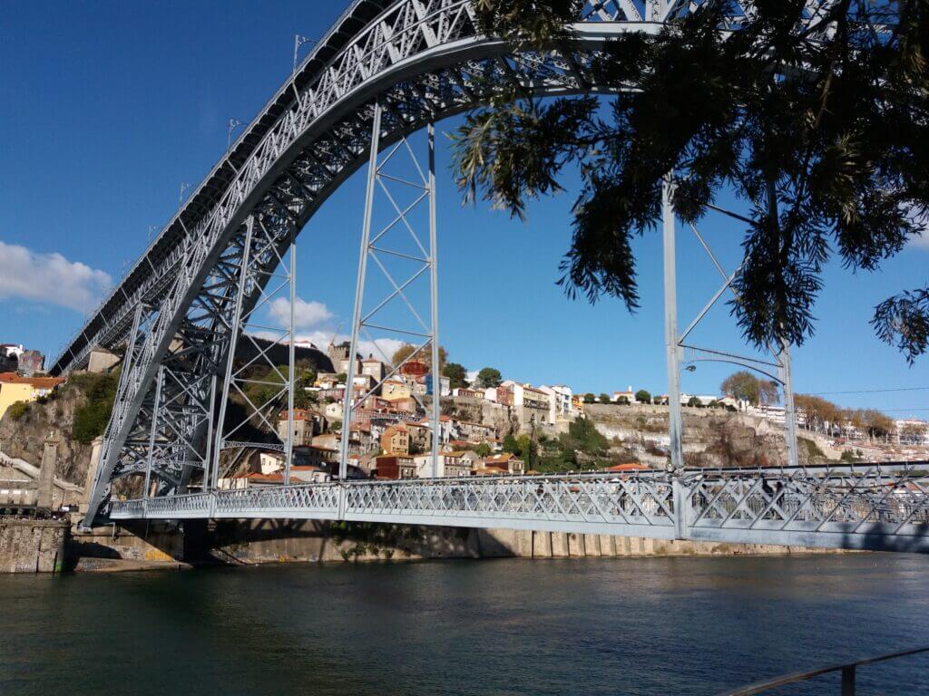 die Brücke in Porto über den Douro