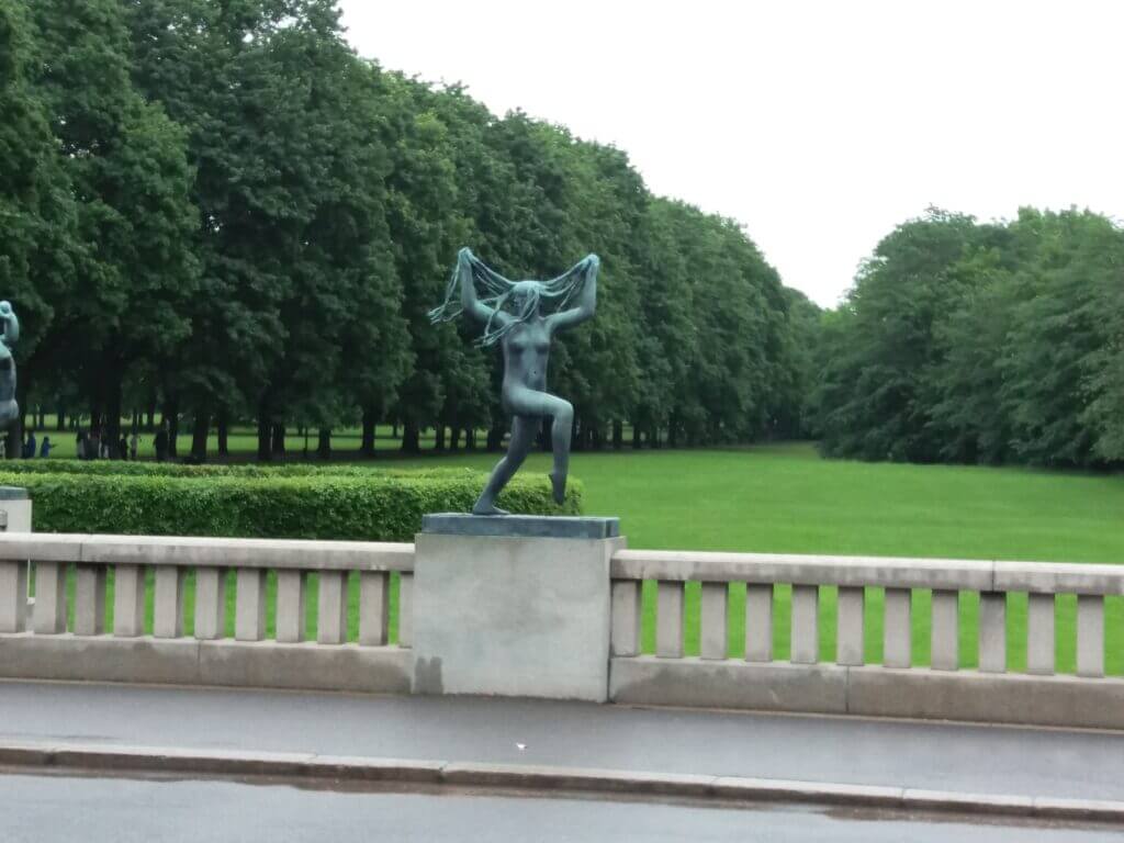 Vigeland Park in Oslo Spulptur Frau mit langen Haaren