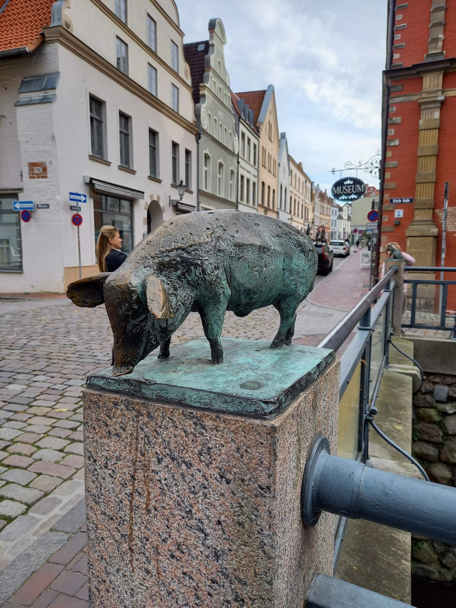Bronzeschweinchen an der Brücke in Wismar