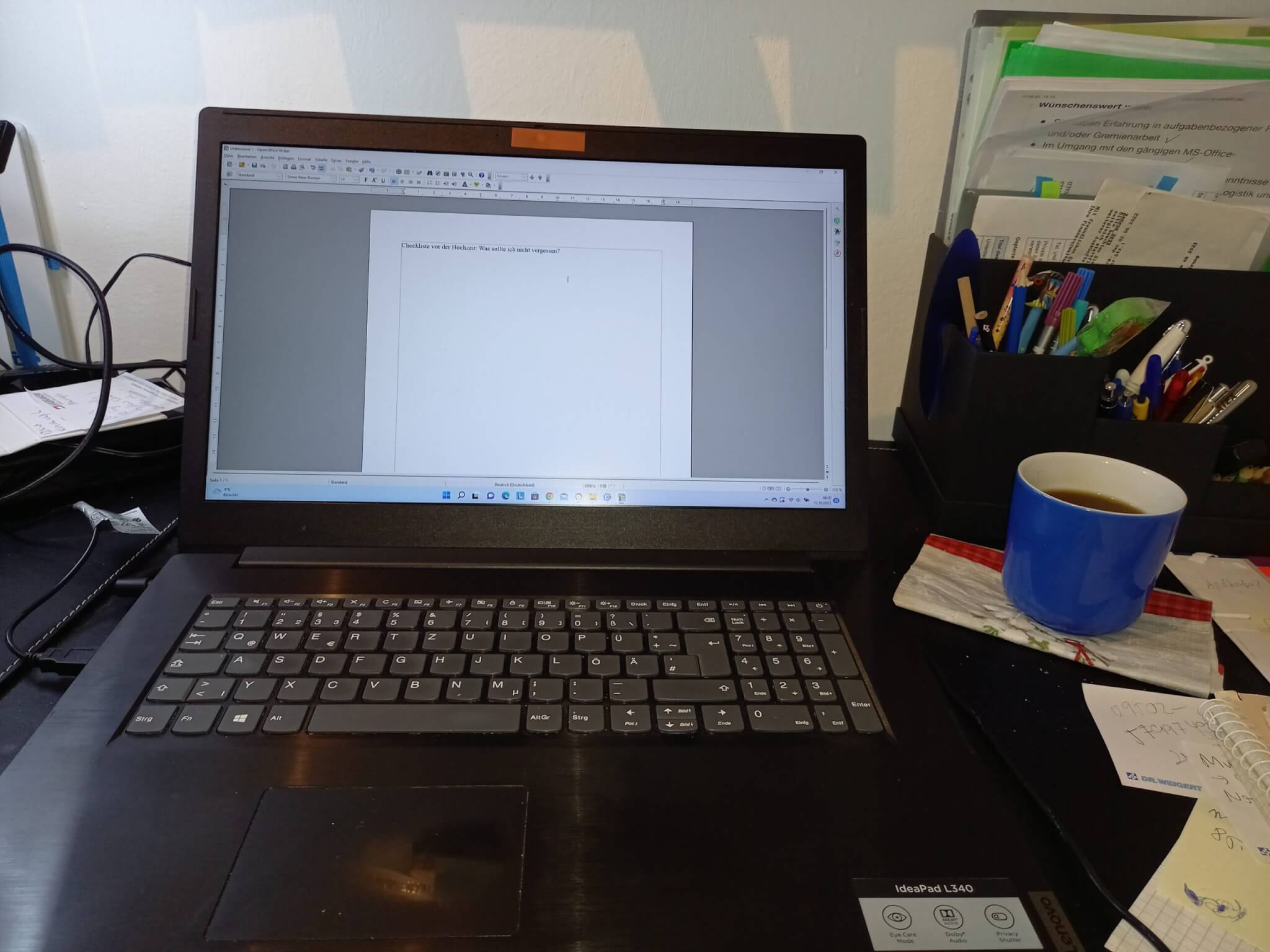 Laptop mit offenem Dokument