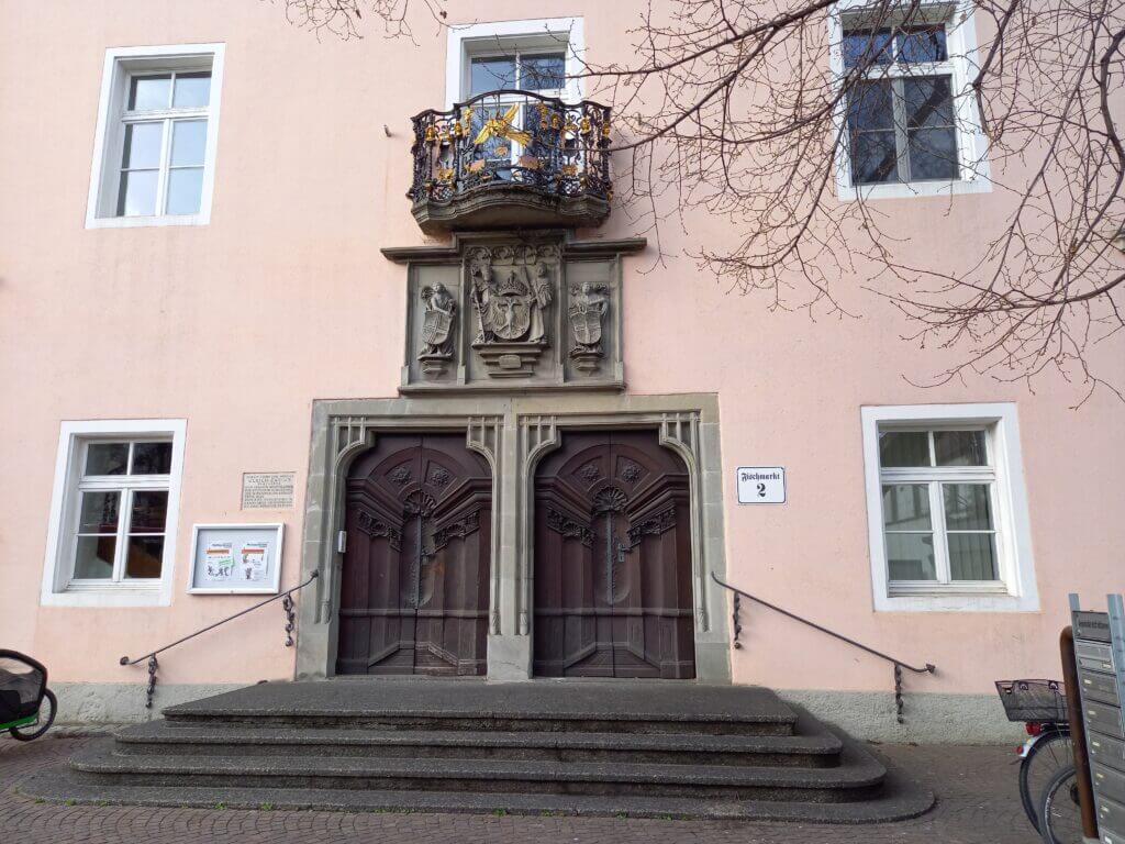 historisches Gebäude in Konstanz mit zwei alten Holztüren