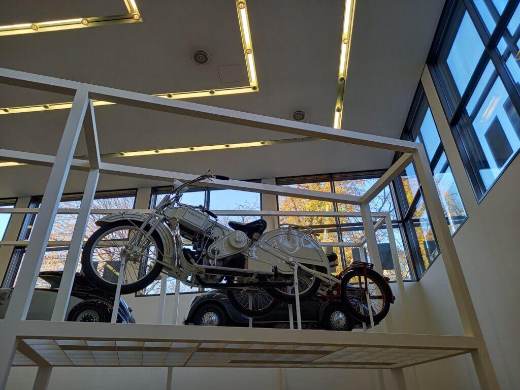 altes Motorrad in der Pinakothek