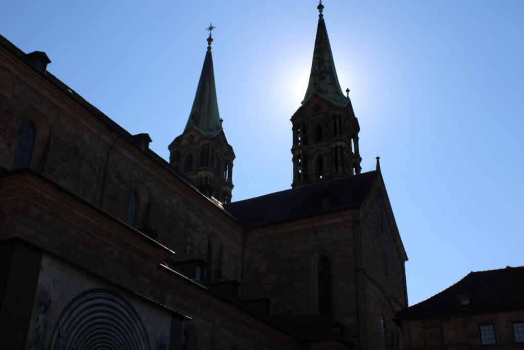 der Bamberger Dom gegen die Sonne fotografiert