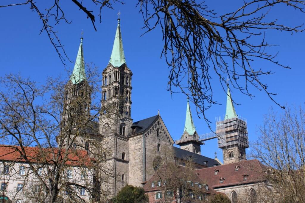 der Bamberger Dom mit seinen vier grünen Turmspitzen