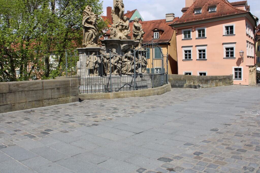 Brücke am alten Rathaus in Bamberg mit skulpturen