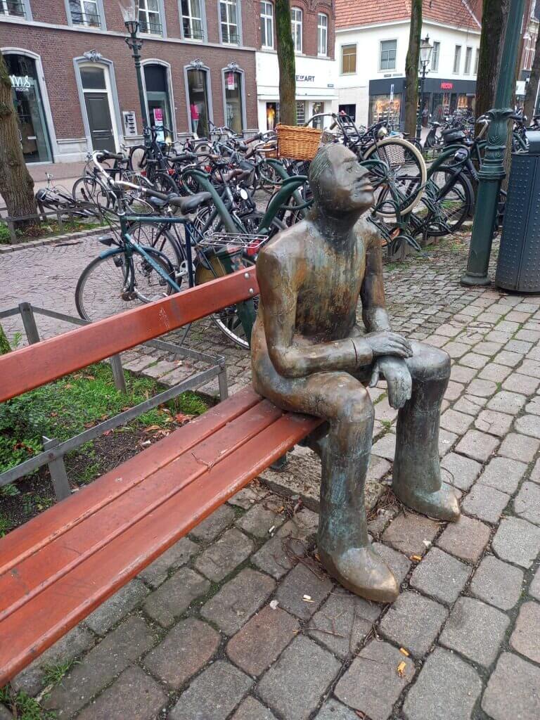 Parkbank in Roermond mit Skulptur