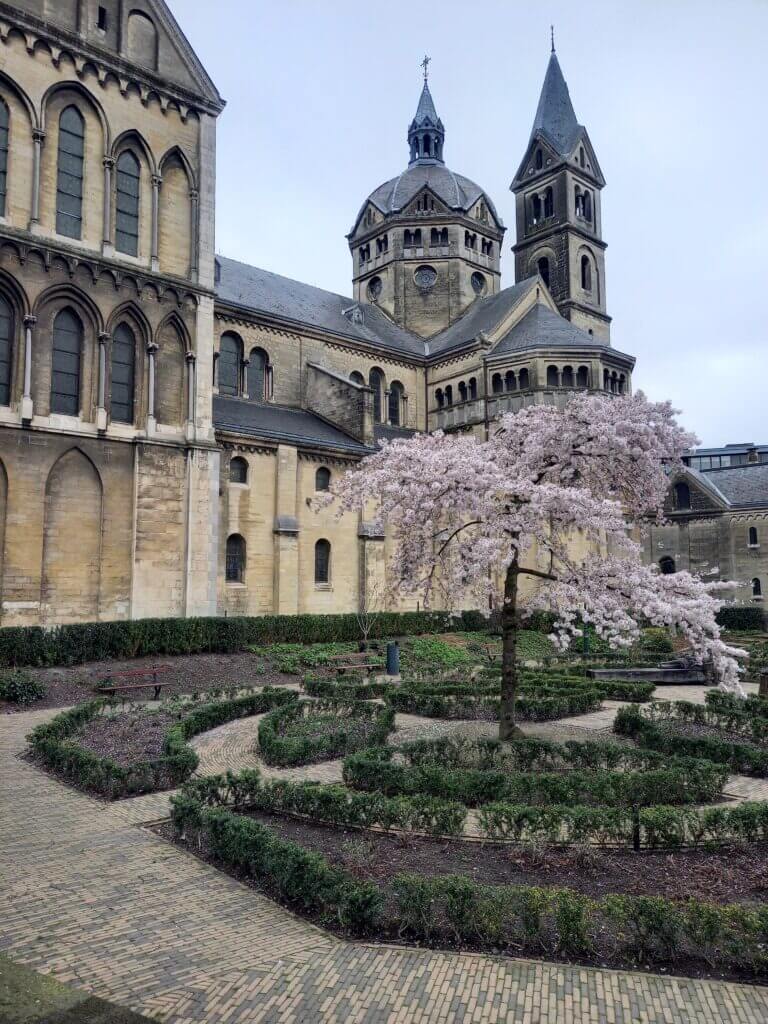 klassicher Barockgarten Kathedrale Roermond