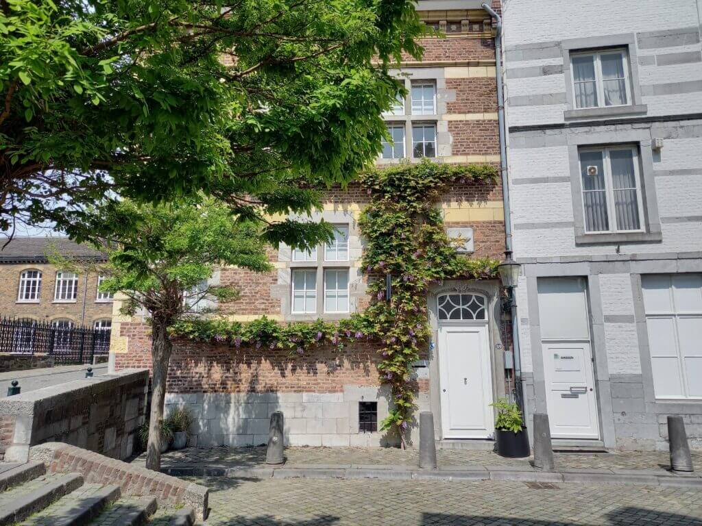 Maastricht schön bepflanztes haus mit weißer Haustüre