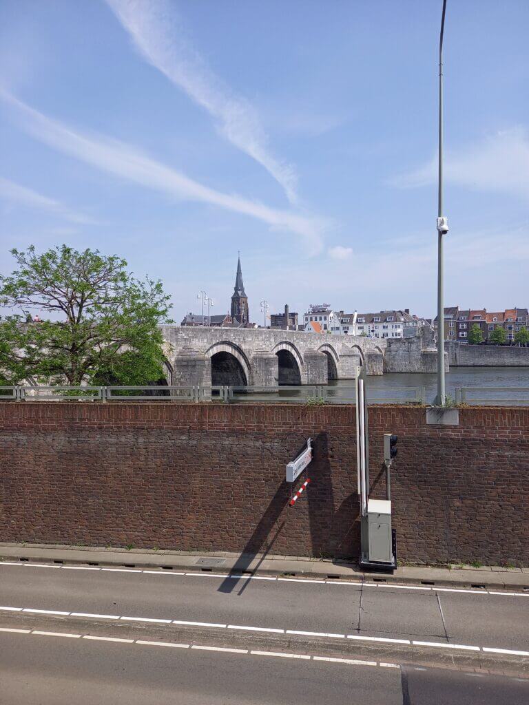 Maastricht die Maas und die steinerne Brücke