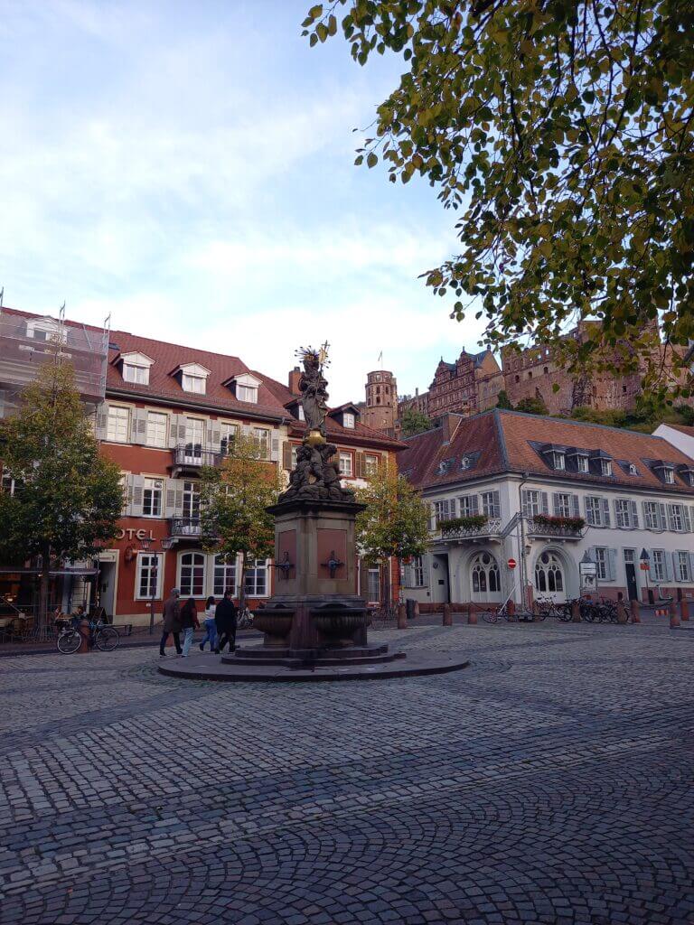 Blick vom Kornmarkt zum Schloss Heidelberg