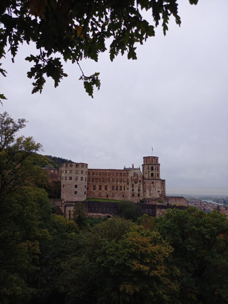 Blick auf die Schlossruine Heidelberg von der Schefflerterrasse aus