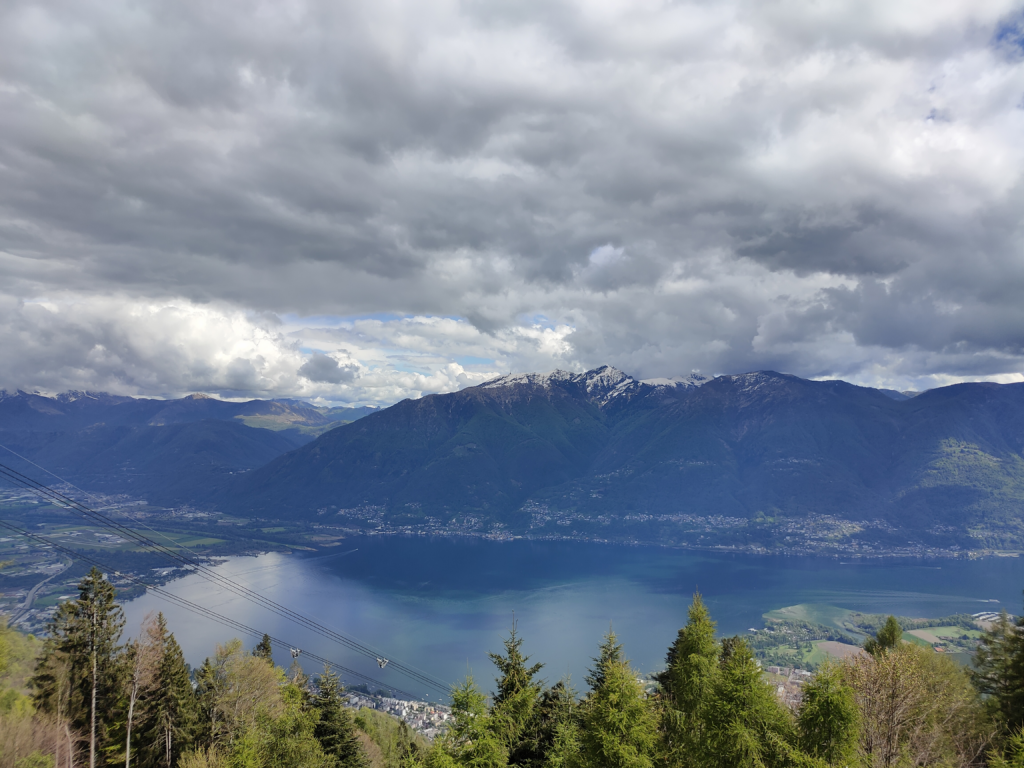Blick von der Cartada auf den Lago Maggiore
